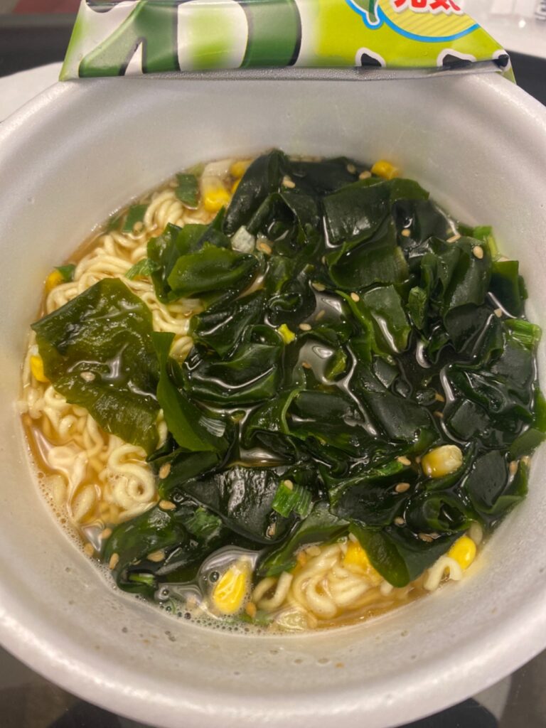 わかめ　しょうゆラーメン ダイソー 大盛りカップ麺が100均で買える！